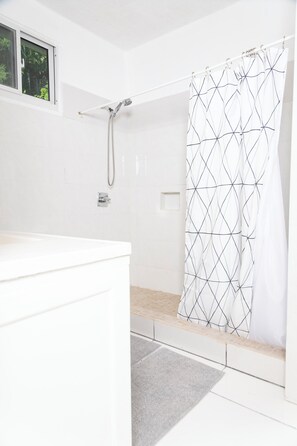Standard Studio Suite | Bathroom | Shower, towels, soap, toilet paper - La Maison 29 (Roseau)