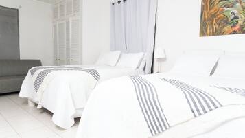 Habitación doble estándar | Escritorio, cortinas blackout y tabla de planchar con plancha