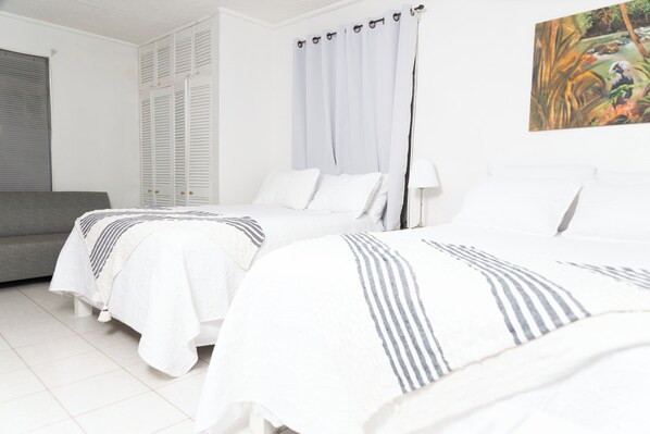 Habitació doble estàndard | Escriptori, cortines opaques, planxa i posts de planxar i wifi gratuïta 