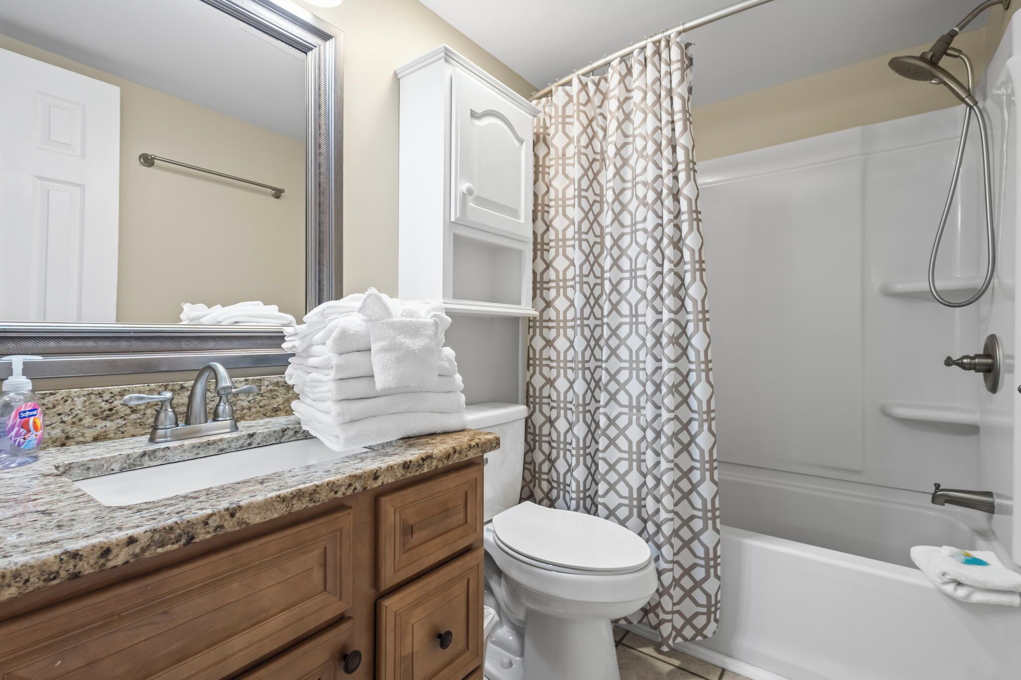 Une salle de bain avec un lavabo, des toilettes et une douche.