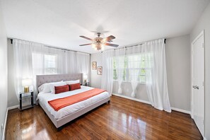 Room - Breezy 2 bed minutes to Midtown! (Houston)