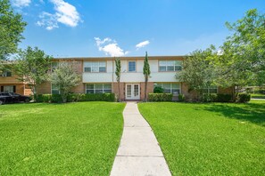 Exterior - Breezy 2 bed minutes to Midtown! (Houston)