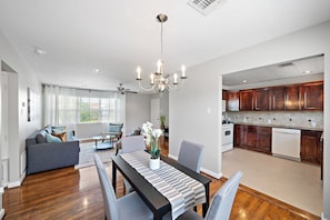 Interior - Breezy 2 bed minutes to Midtown! (Houston)