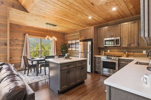 Fridge, microwave, oven, stovetop - Luxury cabin! Amazing Mountain Views! Hot Tub! Movie Room! Pet-friendly! Peloton (Sevierville)