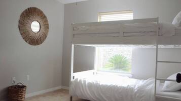 4 habitaciones, escritorio y tabla de planchar con plancha