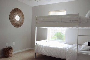 4 Schlafzimmer, Schreibtisch, Bügeleisen/Bügelbrett, Reisekinderbett