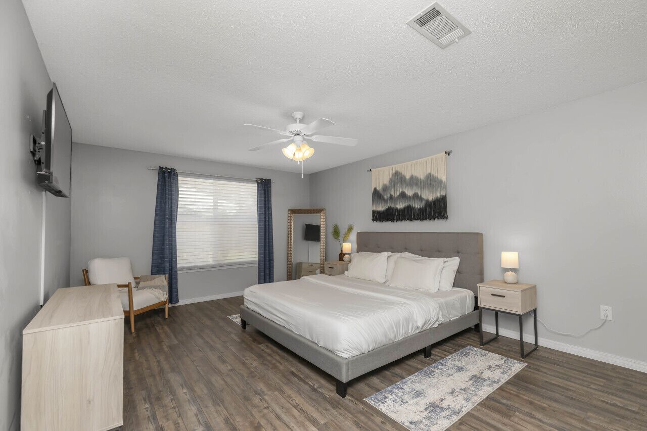 4 sovrum, skrivbord, strykjärn/strykbräda och resesäng