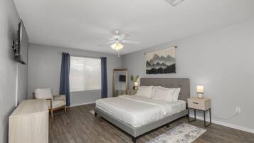 4 Schlafzimmer, Schreibtisch, Bügeleisen/Bügelbrett, Reisekinderbett