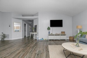 Smart TV, fireplace, books, music library - Enjoy the Holidays at this pet friendly Retreat with fenced in backyard & FirePit (Navarre)