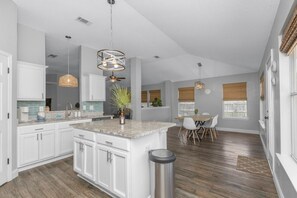 冷蔵庫、電子レンジ、オーブン、コンロ