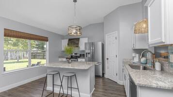 Een koelkast, een microgolfoven, een oven, een kookplaat