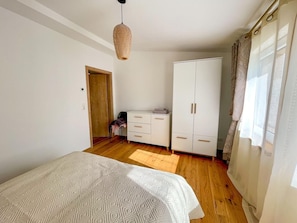 2 bedrooms, iron/ironing board, travel cot, free WiFi