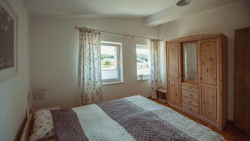 3 bedrooms, iron/ironing board, travel crib, WiFi