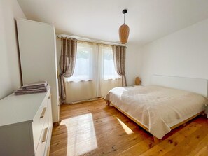 2 habitaciones, tabla de planchar con plancha y cuna de viaje