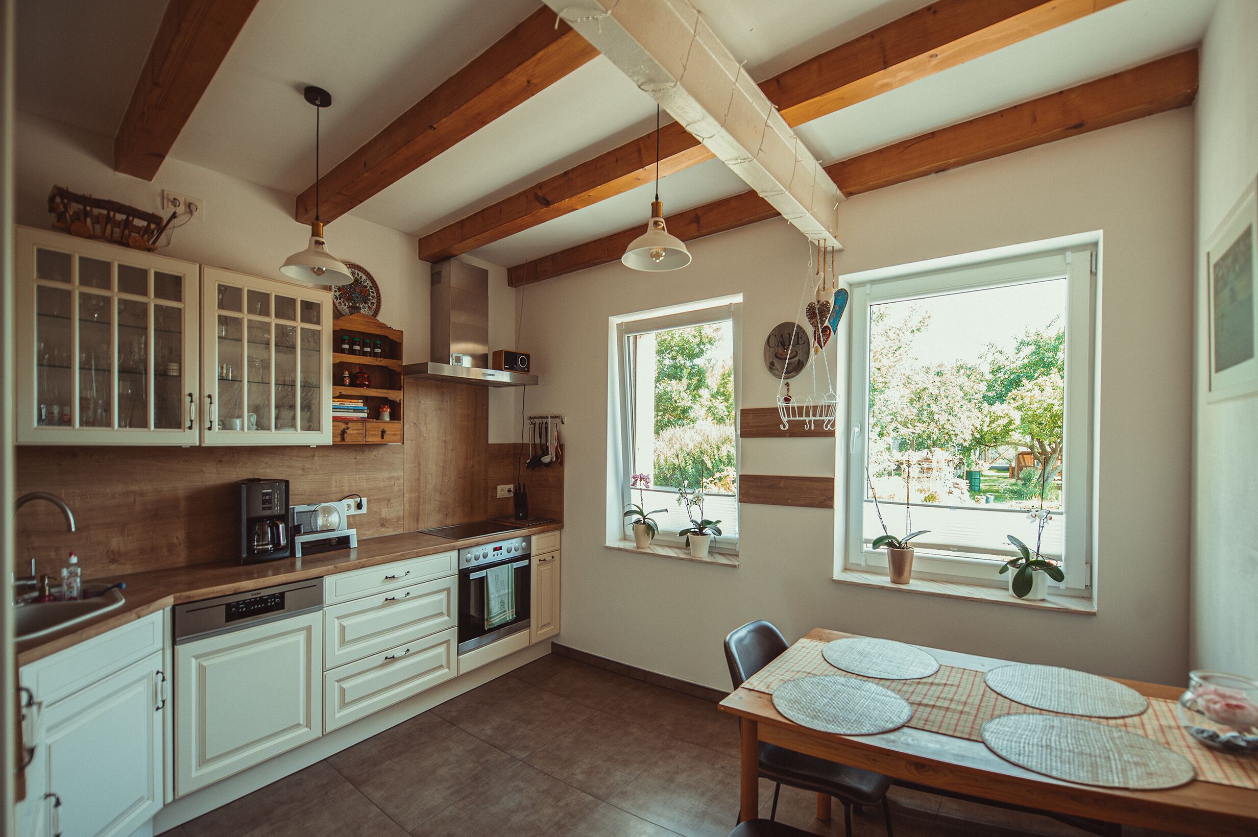 Een koelkast, een oven, een kookplaat, een vaatwasser