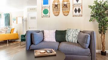 Smart TV, chimenea, libros