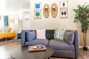 Una Smart TV, una chimenea, libros