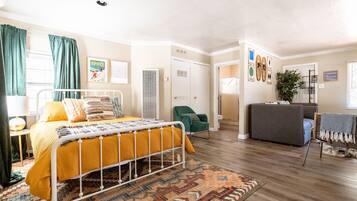 1 habitación, tabla de planchar con plancha, wifi gratis y ropa de cama