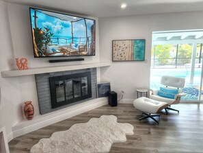 Una Smart TV, libros