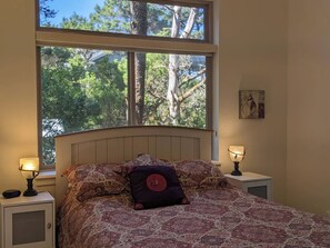 1 bedroom, desk, iron/ironing board, free WiFi - The Captain Cook new in 2021 - walk to beach. (Florence)