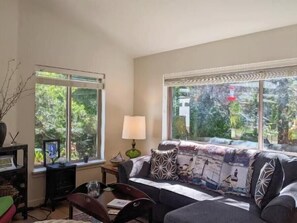 Smart TV, books - Built in 2020 1 bedroom 1 office  bath and a half - the Captain Cook (Florence)