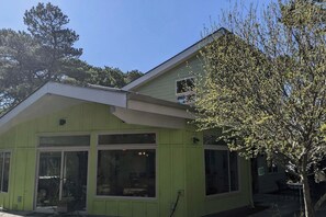 Exterior - The Captain Cook new in 2021 - walk to beach. (Florence)