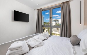 3 عدّة غرف نوم وخزنة داخل الغرفة ومكواة/لوح كي وسرير سفر