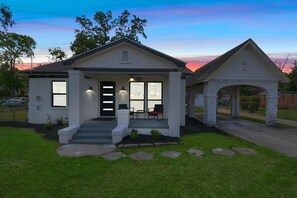 Exterior - Stylish 4 Bedroom Home 9 minutes from Downtown (Houston)