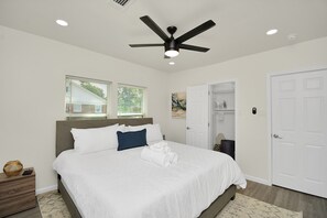 Room - Stylish 4 Bedroom Home 9 minutes from Downtown (Houston)