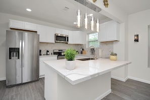 Private kitchen - Stylish 4 Bedroom Home 9 minutes from Downtown (Houston)