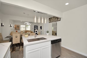 Dining - Stylish 4 Bedroom Home 9 minutes from Downtown (Houston)