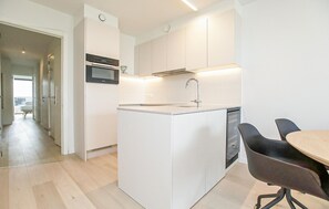 Réfrigérateur, micro-ondes, plaque de cuisson, lave-vaisselle