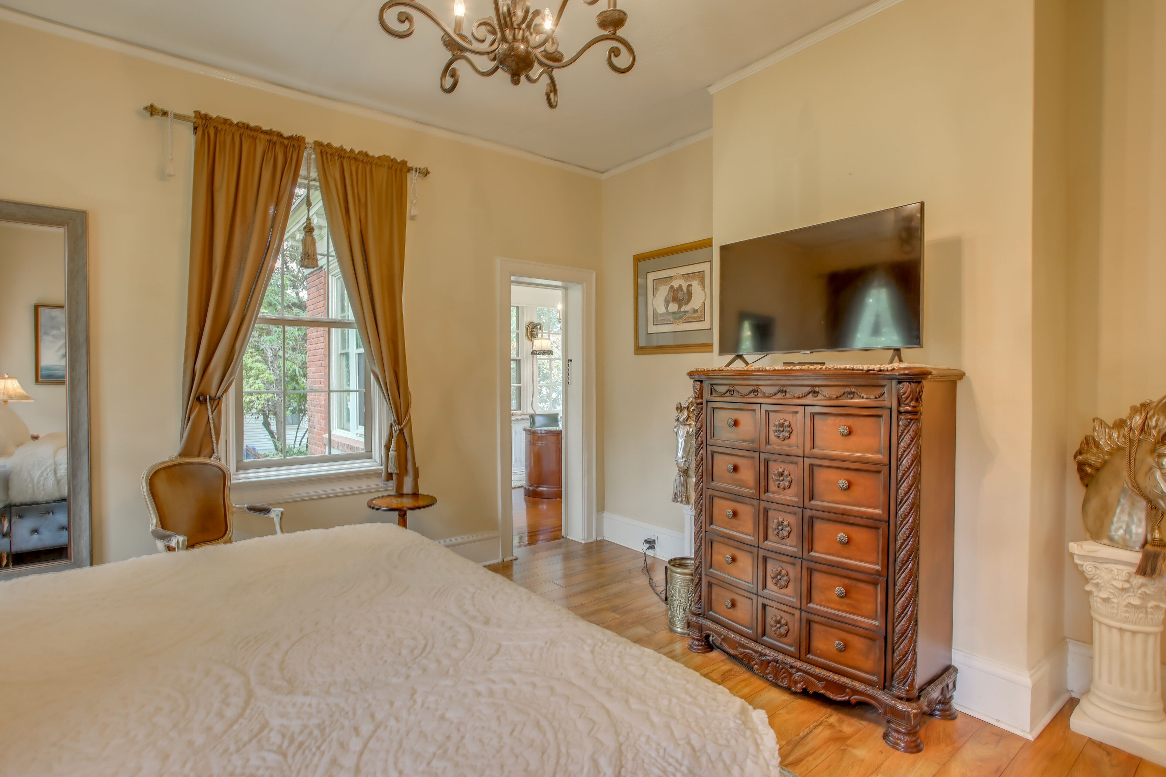 6 bedrooms, iron/ironing board, WiFi, bed sheets