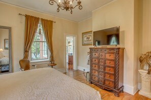 6 bedrooms, iron/ironing board, WiFi, bed sheets