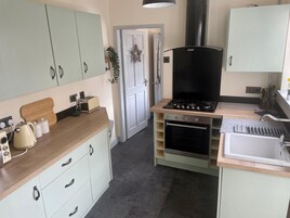 House (3 Bedrooms) | Private kitchen | Microwave, oven, electric kettle, toaster