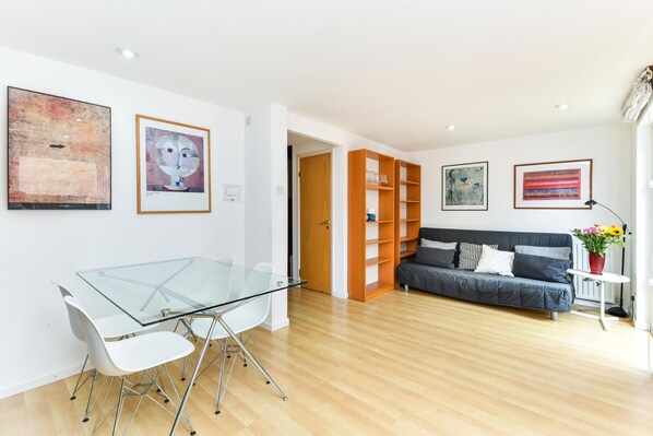 Apartment (4 Bedrooms) | Living area