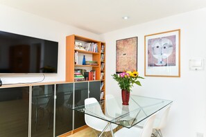 Apartment (4 Bedrooms) | Private kitchen | Fridge, microwave, oven, dining tables - Modern 4 Bedroom Terraced House by the Thames! (London)