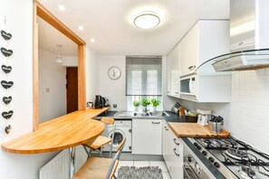 Apartment (4 Bedrooms) | Private kitchen | Fridge, microwave, oven, dining tables - Modern 4 Bedroom Terraced House by the Thames! (London)