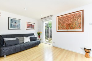 Apartment (4 Bedrooms) | Living area