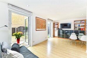 Apartment (4 Bedrooms) | Living area