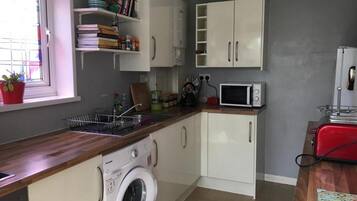 House (3 Bedrooms) | Private kitchen | Microwave, oven, electric kettle, toaster