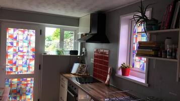House (3 Bedrooms) | Private kitchen | Microwave, oven, electric kettle, toaster