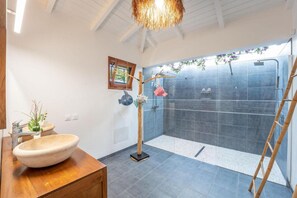 Dusche, Haartrockner, Handtücher