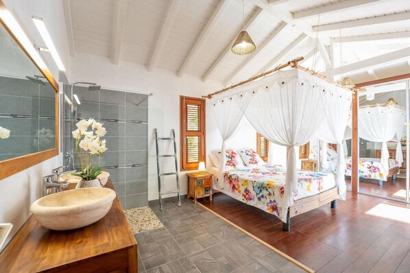 4 bedrooms, travel crib, WiFi, bed sheets