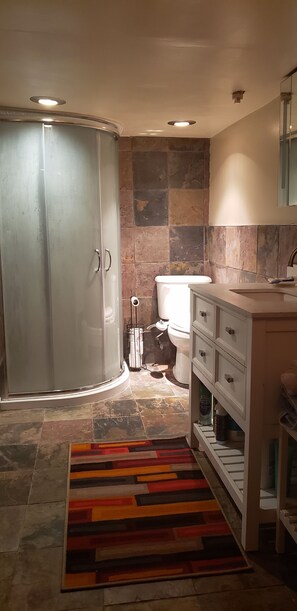 Dusche, Handtücher, Seife, Toilettenpapier