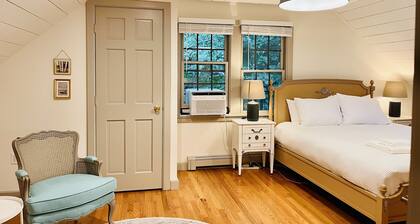 Private Cape Cod Cottage. Walk to Ellis Landing Beach!