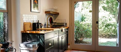 Réfrigérateur, micro-ondes, plaque de cuisson, cafetière/bouilloire