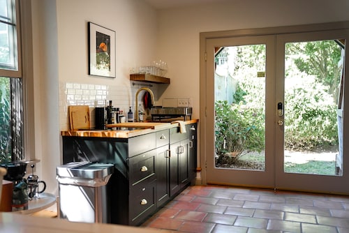 Private Cape Cod Cottage. Walk to Ellis Landing Beach!