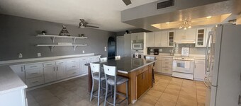 NEW COZY 3 Bedroom 2 Bathroom home in the Heart of Havasu