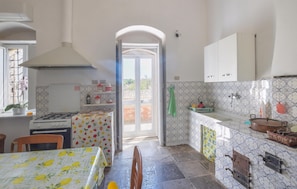 Fridge, oven, stovetop, coffee/tea maker